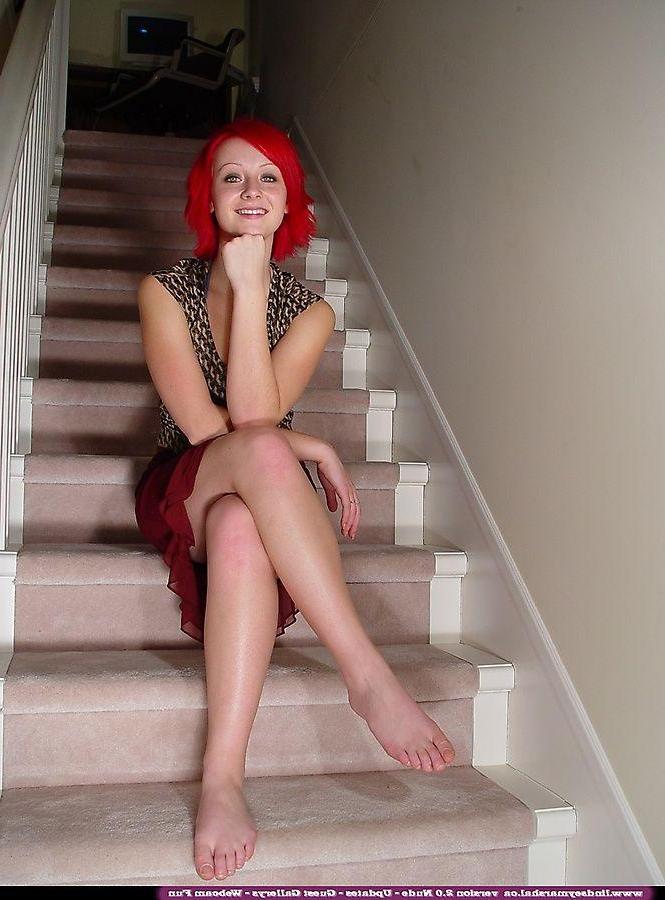 20P Pictures of teen Lindsey Marshal getting naked on the stairs