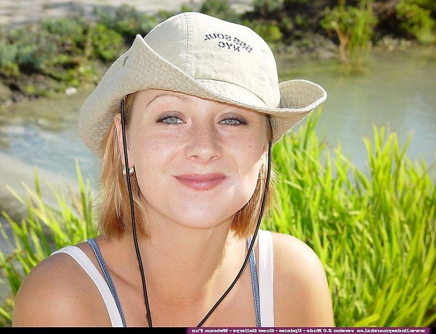 20P Pictures of Lindsey Marshal showing off her cuteness