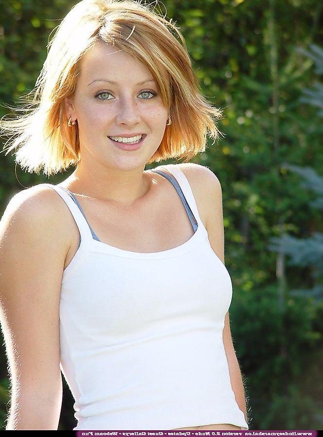 20P Pictures of Lindsey Marshal showing off her cuteness