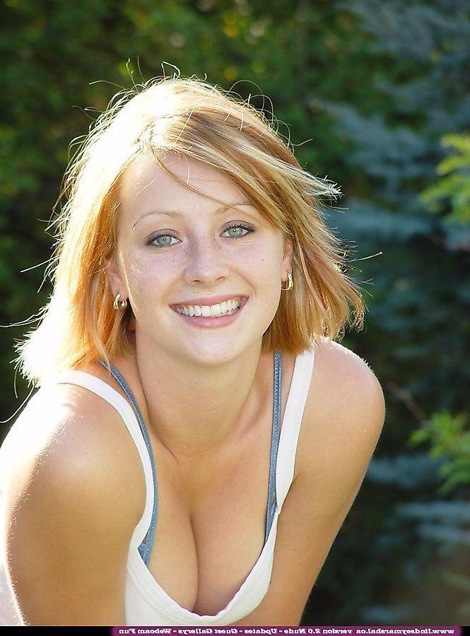 20P Pictures of Lindsey Marshal showing off her cuteness