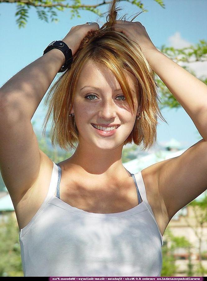 20P Pictures of Lindsey Marshal showing off her cuteness