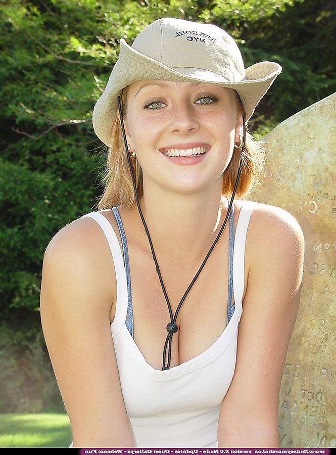 20P Pictures of Lindsey Marshal showing off her cuteness