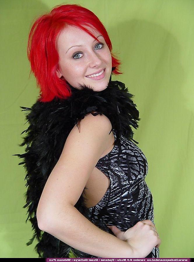 20P Pictures of Lindsey Marshal showing her round boobs