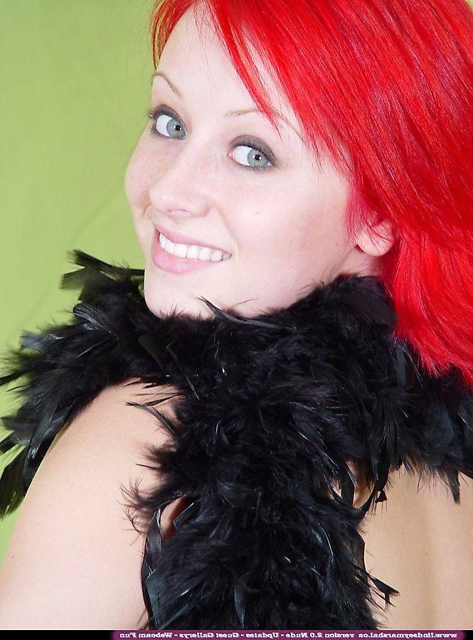 20P Pictures of Lindsey Marshal showing her round boobs