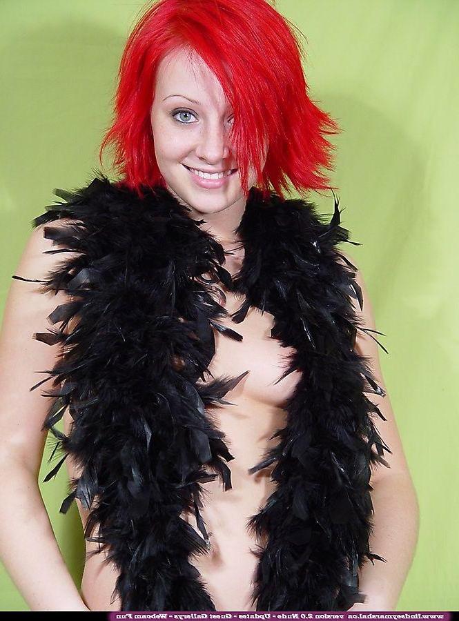 20P Pictures of Lindsey Marshal showing her round boobs