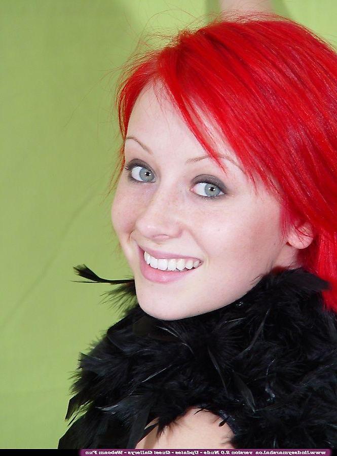 20P Pictures of Lindsey Marshal showing her round boobs