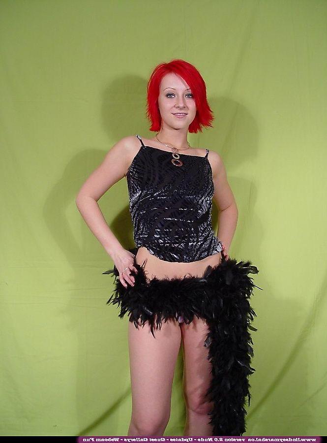 20P Pictures of Lindsey Marshal showing her round boobs