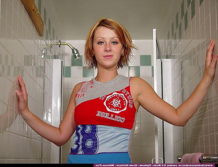 20P Pictures of Lindsey Marshal getting extremely hot and wet for you