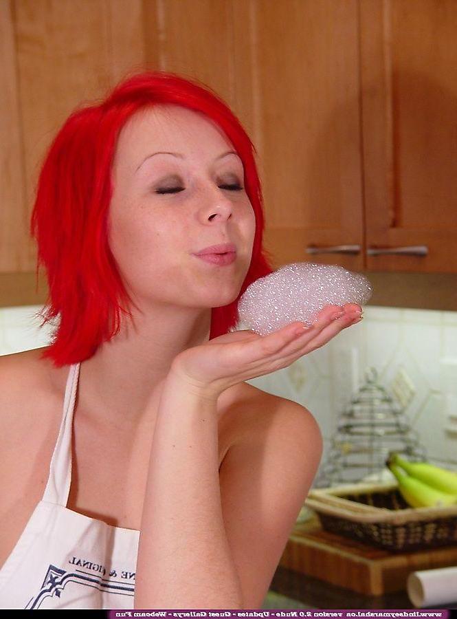 20P Photos de la jeune Lindsey Marshal en train de faire des cochonneries dans la cuisine