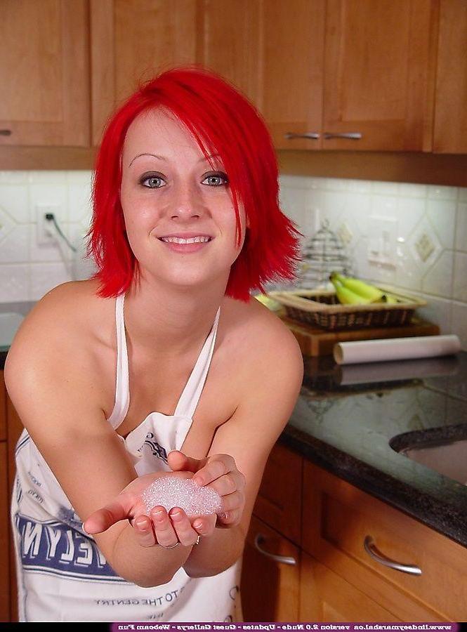 20P Photos de la jeune Lindsey Marshal en train de faire des cochonneries dans la cuisine