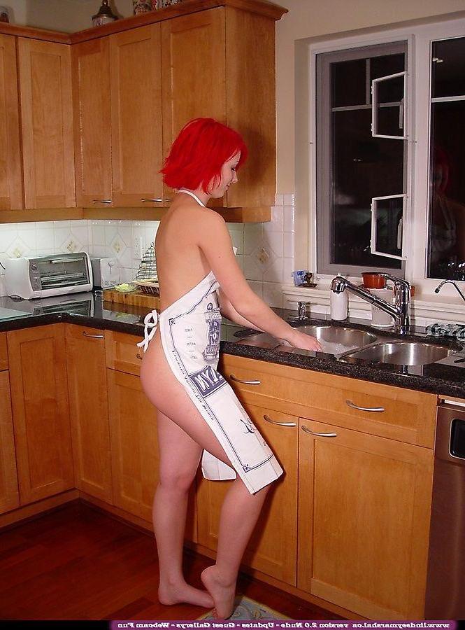 20P Photos de la jeune Lindsey Marshal en train de faire des cochonneries dans la cuisine