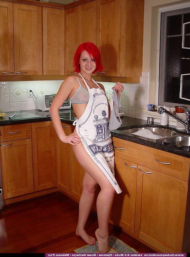 20P Photos de la jeune Lindsey Marshal en train de faire des cochonneries dans la cuisine