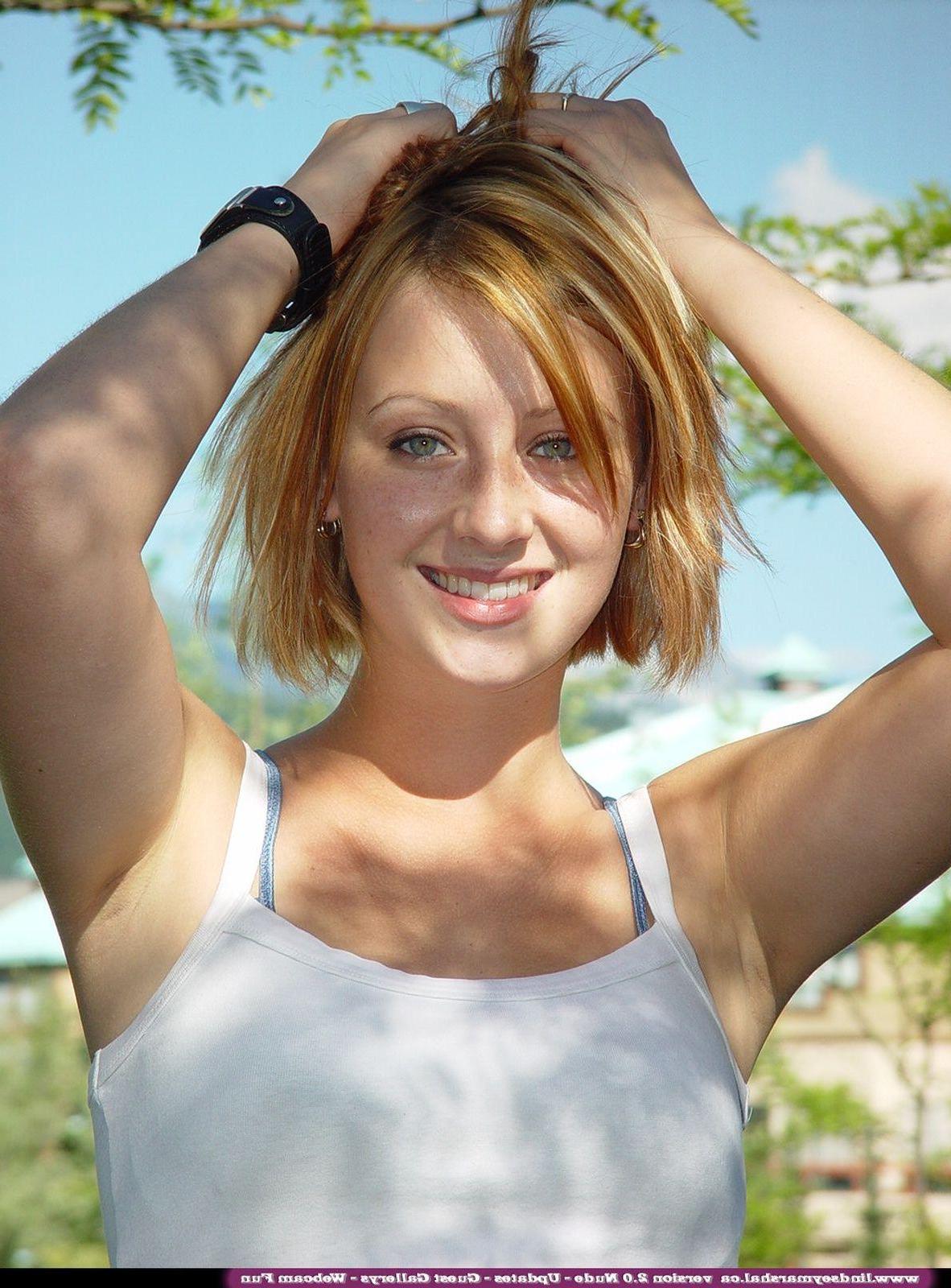 20P Pictures of Lindsey Marshal giving you a hot tease outside