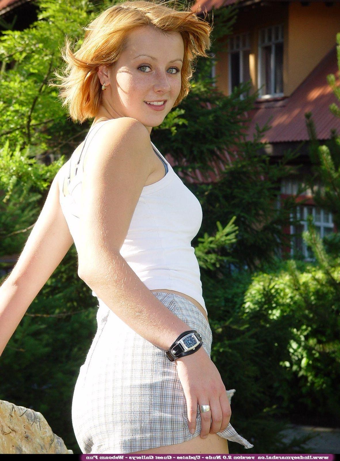 20P Pictures of Lindsey Marshal giving you a hot tease outside