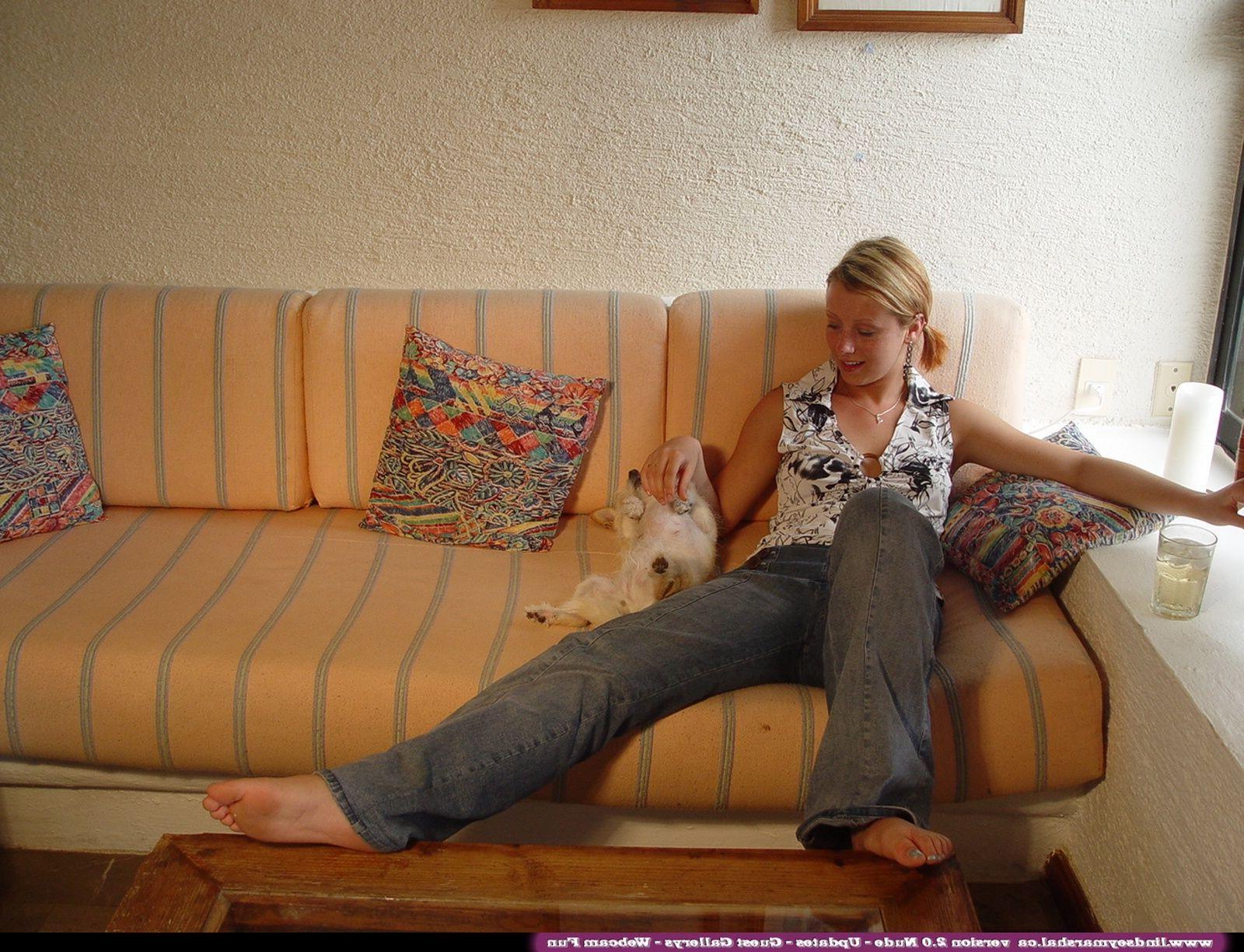 20P Pictures of Lindsey Marshal stripping naked for you