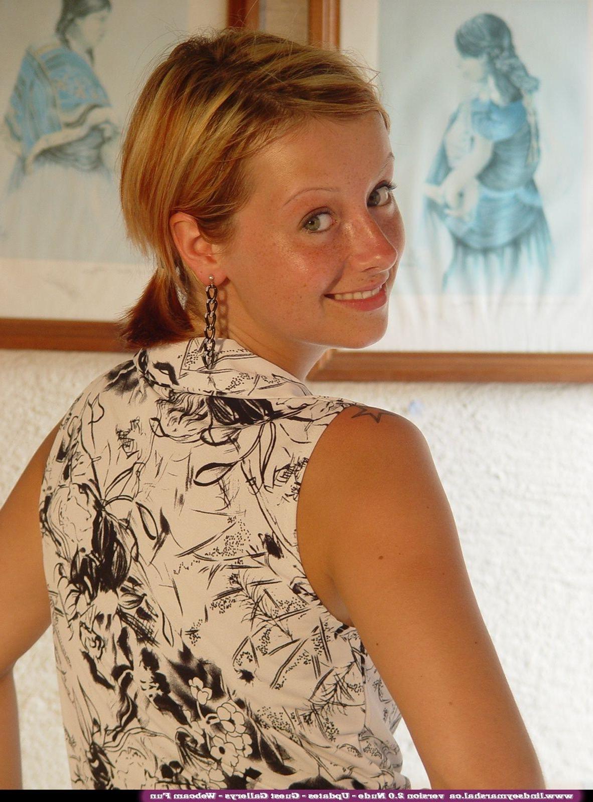 20P Pictures of Lindsey Marshal stripping naked for you