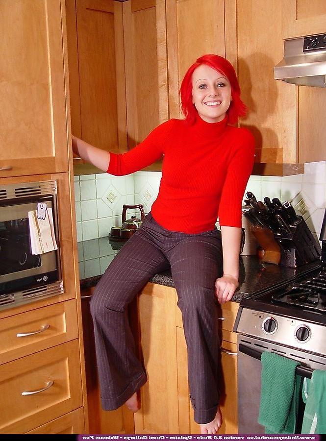 20P Pictures of Lindsey Marshal stripping for your viewing pleasure