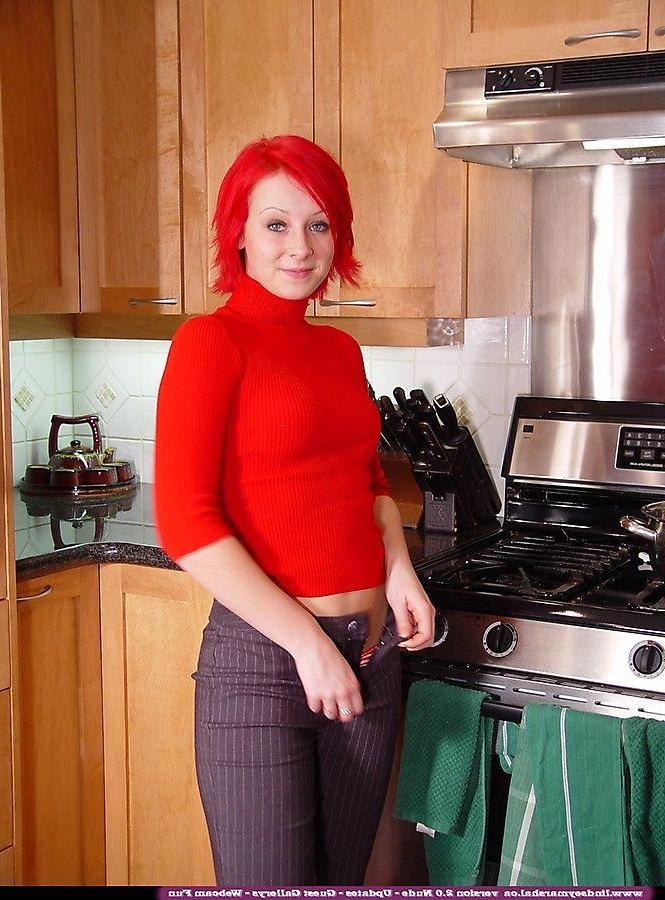 20P Pictures of Lindsey Marshal stripping for your viewing pleasure