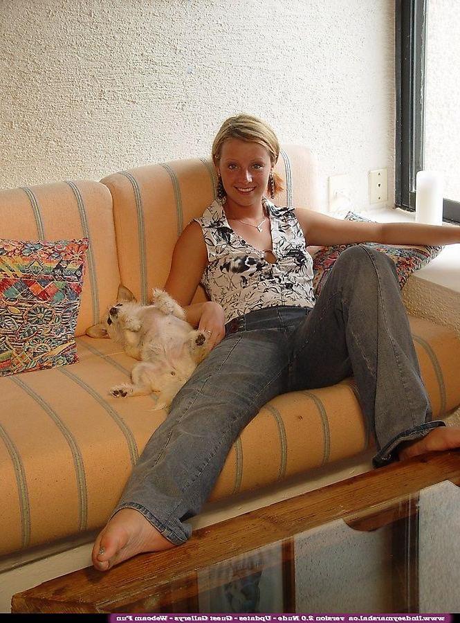 20P Pictures of teen model Lindsey Marshal stripping nude for you