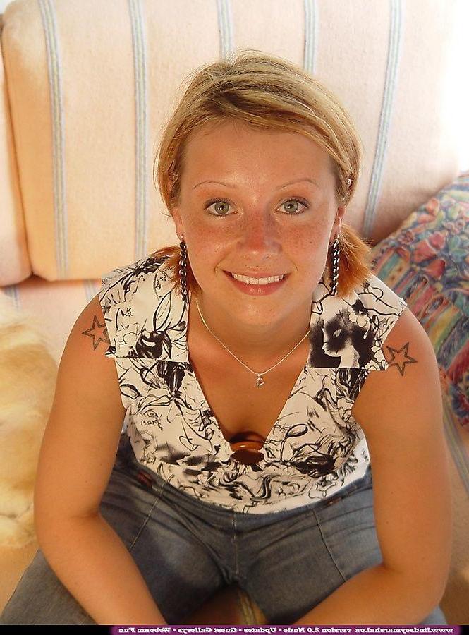 20P Pictures of teen model Lindsey Marshal stripping nude for you