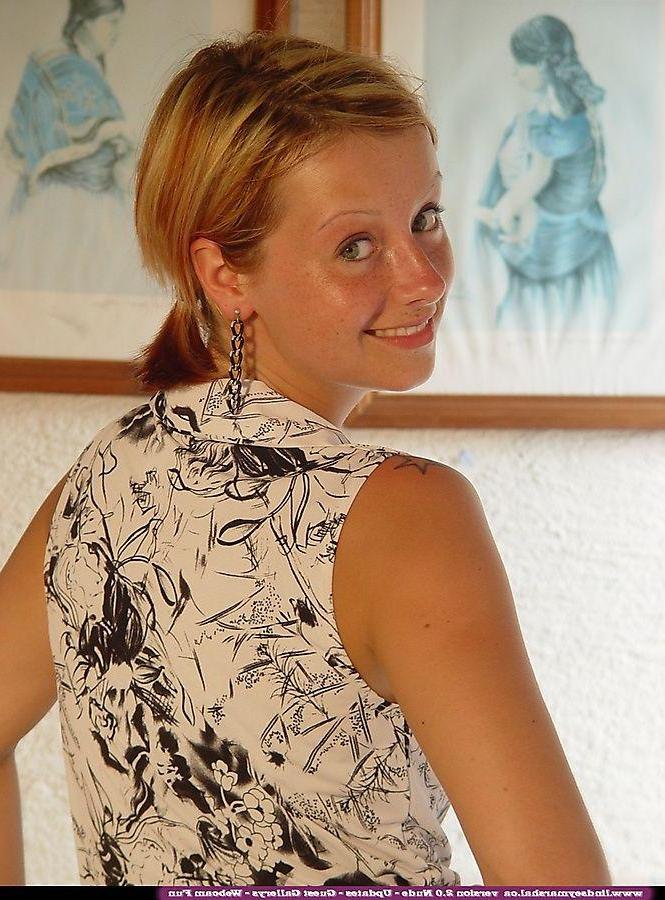 20P Pictures of teen model Lindsey Marshal stripping nude for you