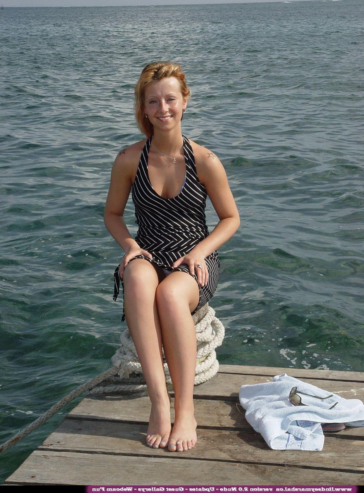 20P Pictures of teen girl Lindsey Marshal taking her clothes off outside