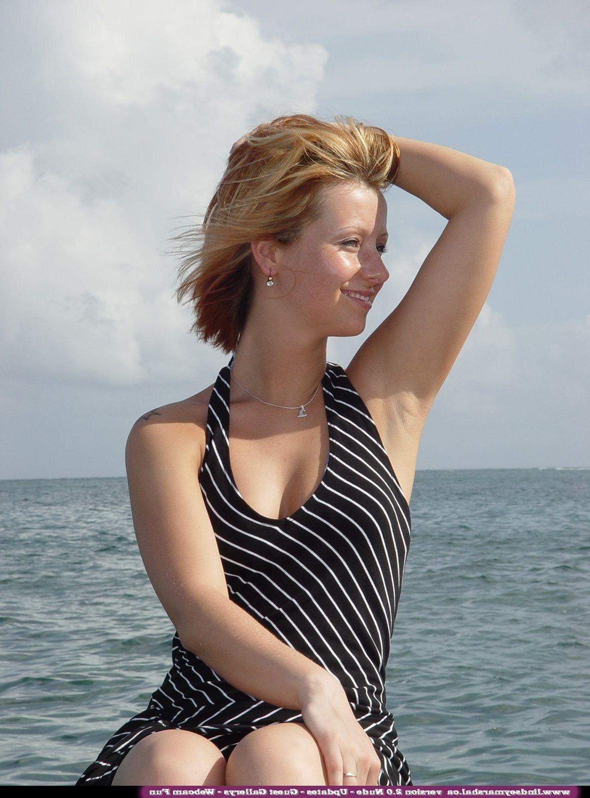 20P Pictures of teen girl Lindsey Marshal taking her clothes off outside