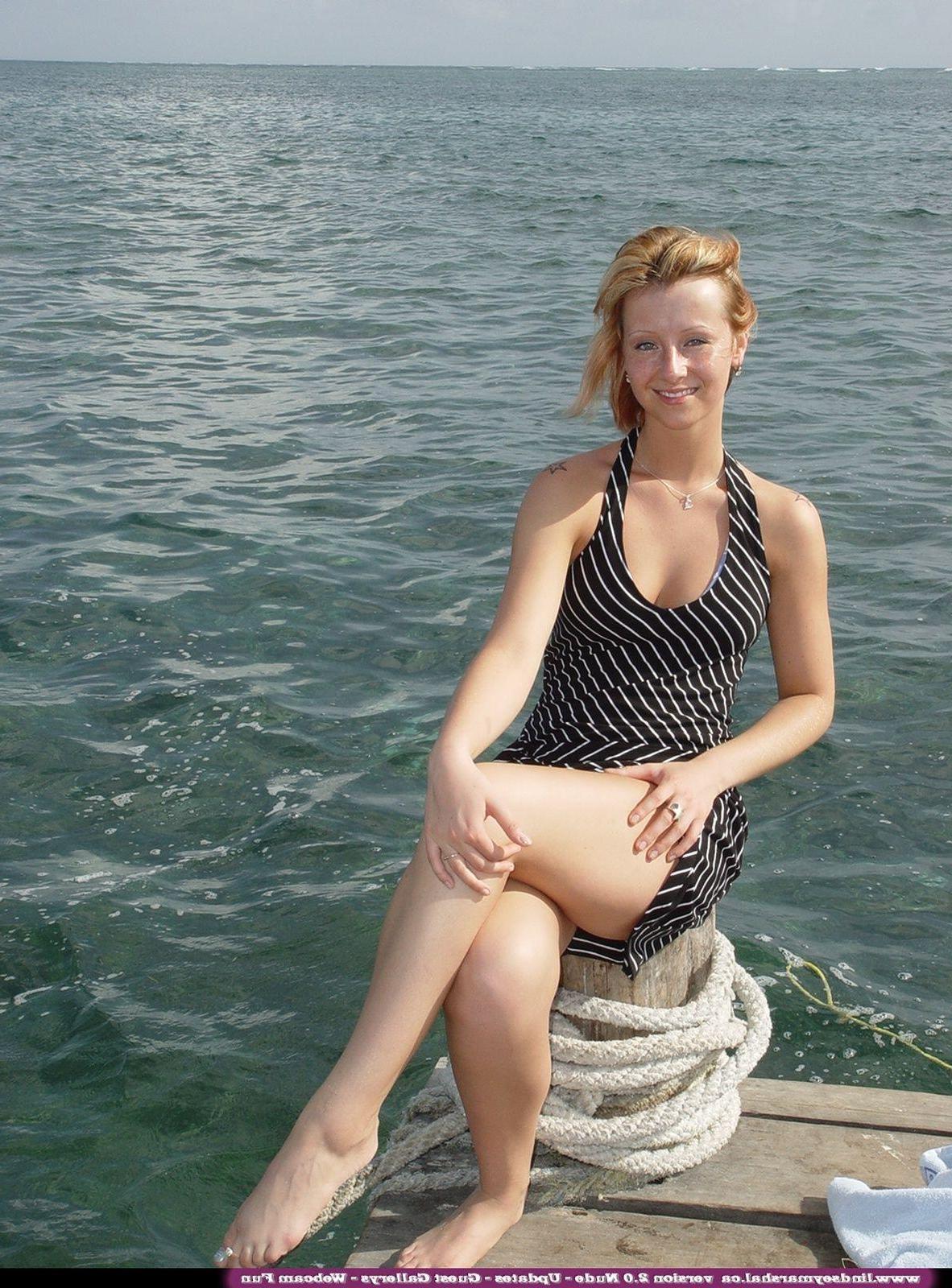 20P Pictures of teen girl Lindsey Marshal taking her clothes off outside