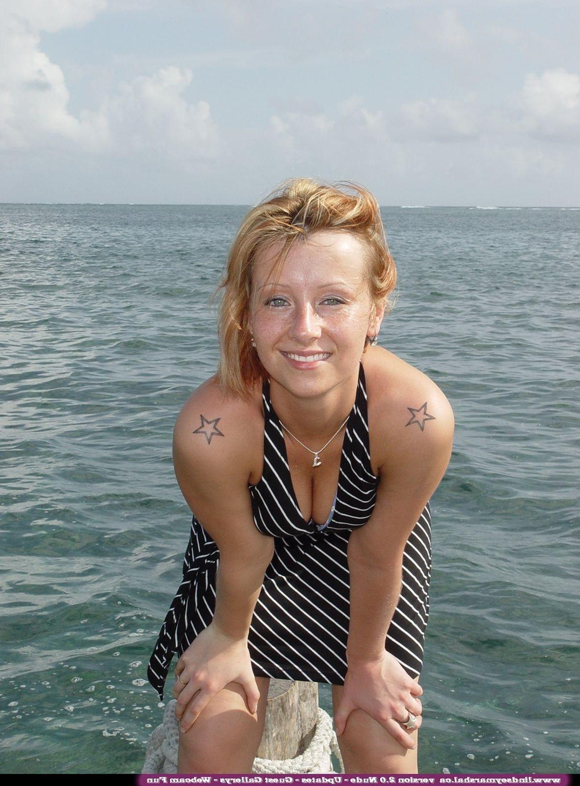 20P Pictures of teen girl Lindsey Marshal taking her clothes off outside