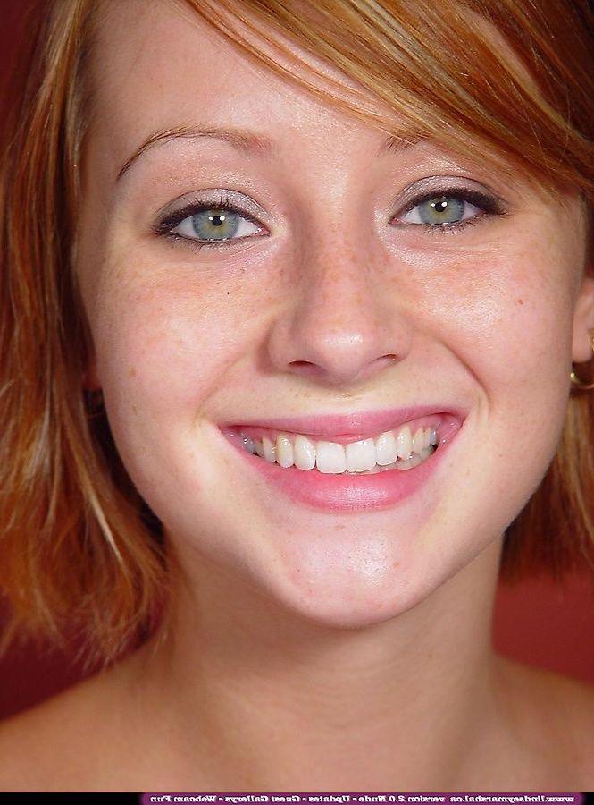 20P Pictures of teen Lindsey Marshal taking off all of her clothes