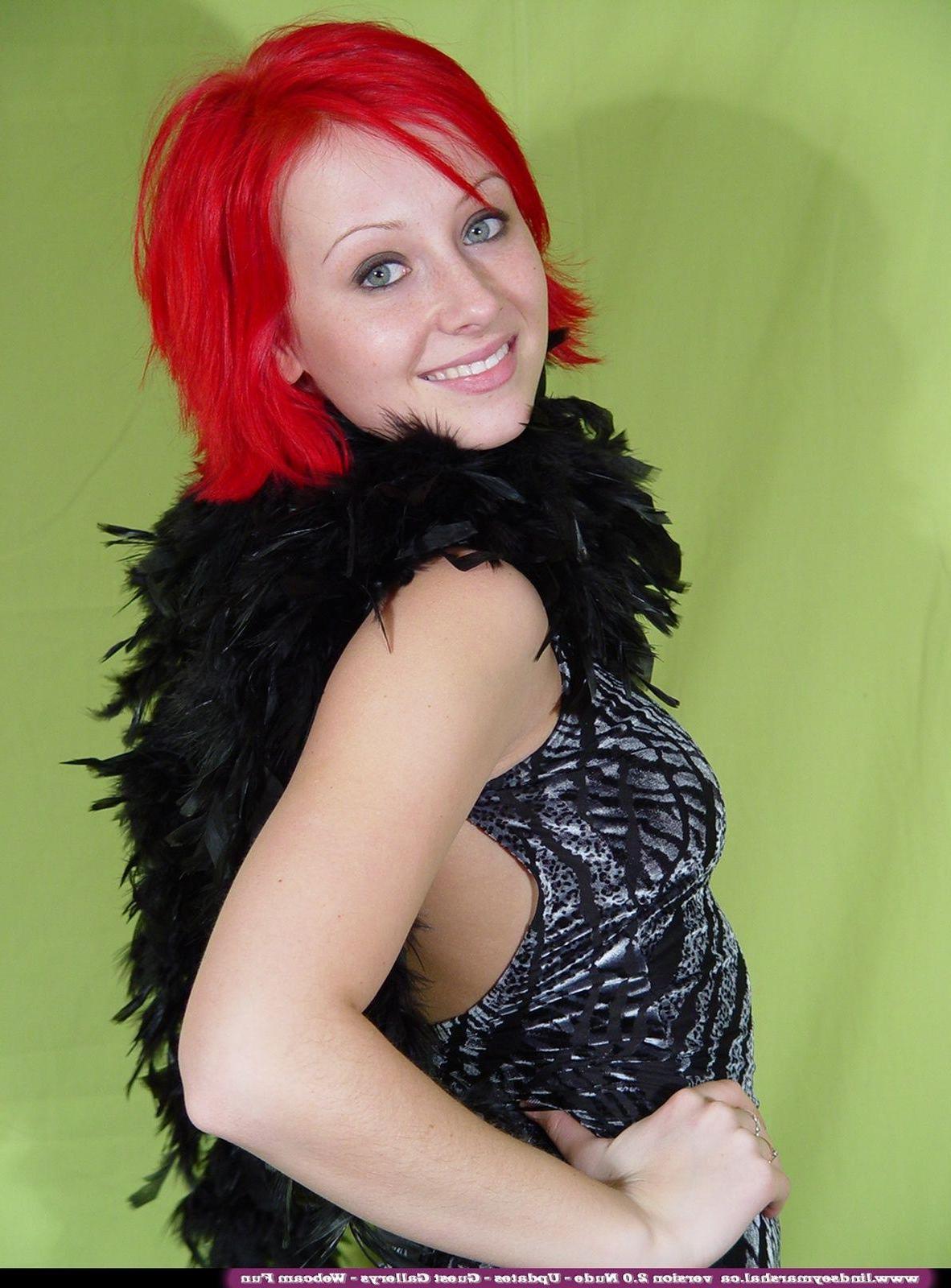 20P Pictures of Lindsey Marshal exposing her titties
