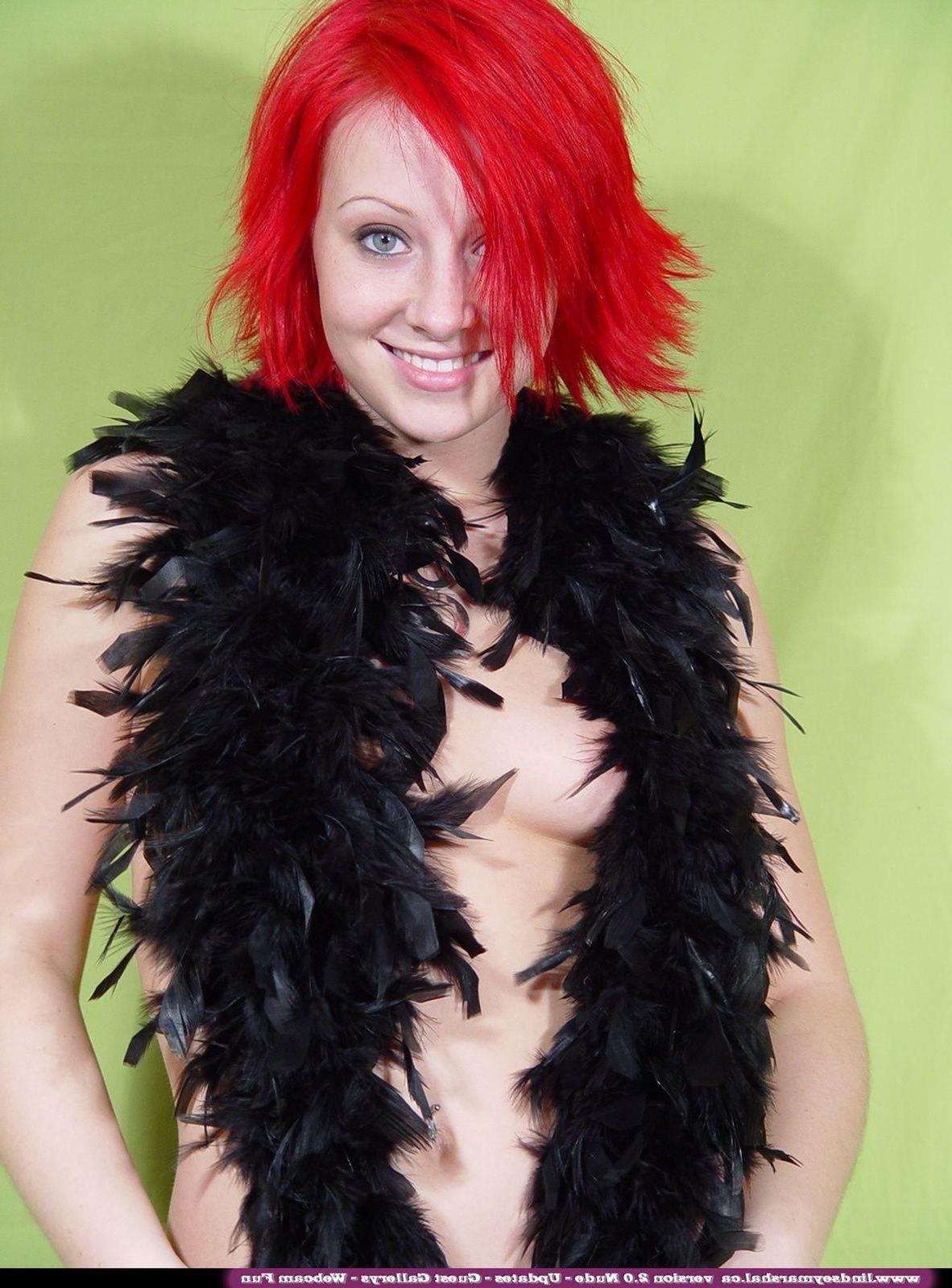 20P Pictures of Lindsey Marshal exposing her titties