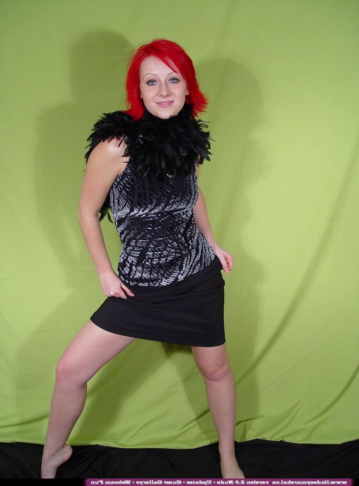 20P Pictures of Lindsey Marshal exposing her titties