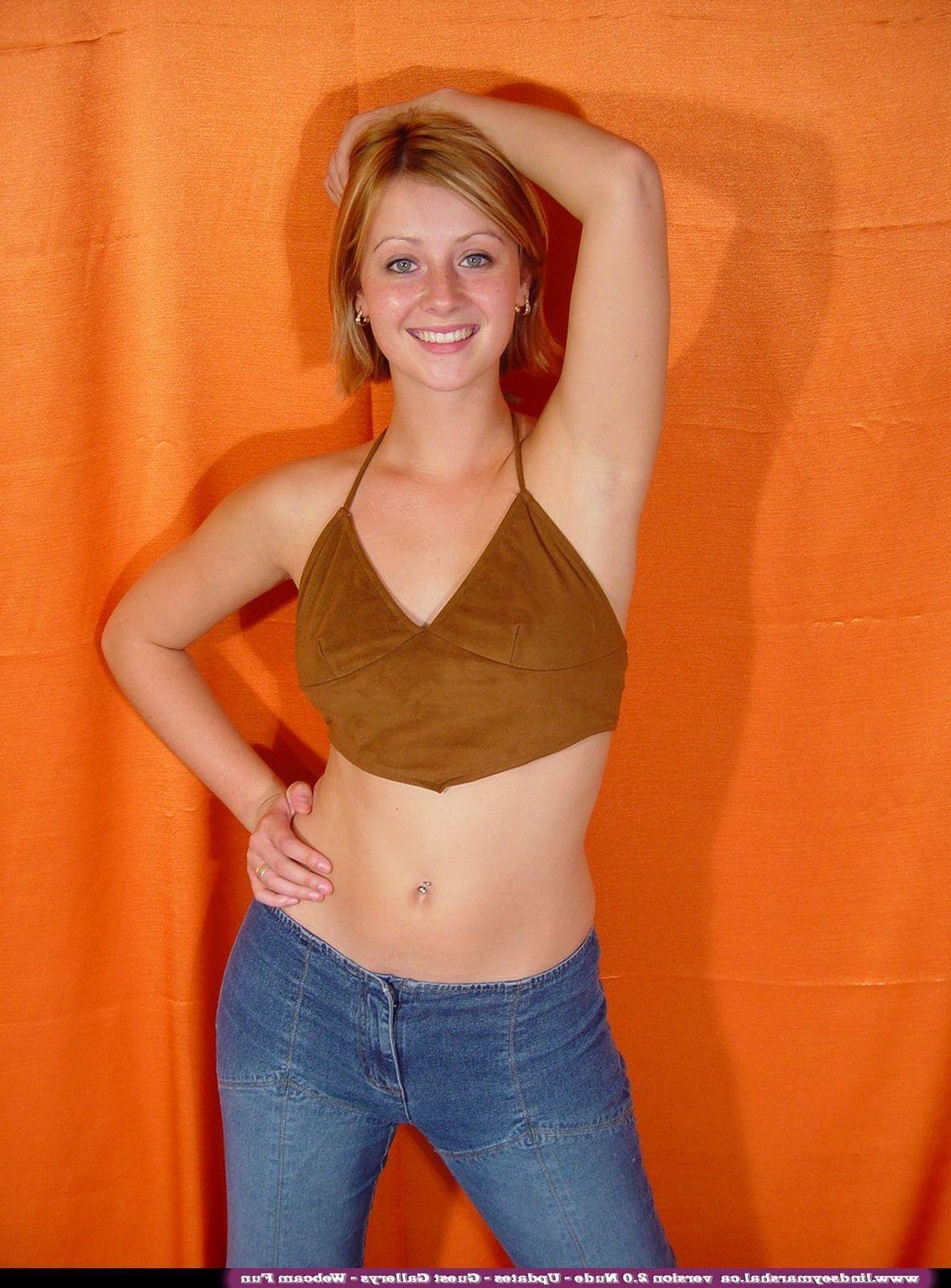 20P Pictures of teen model Lindsey Marshal stripping totally naked