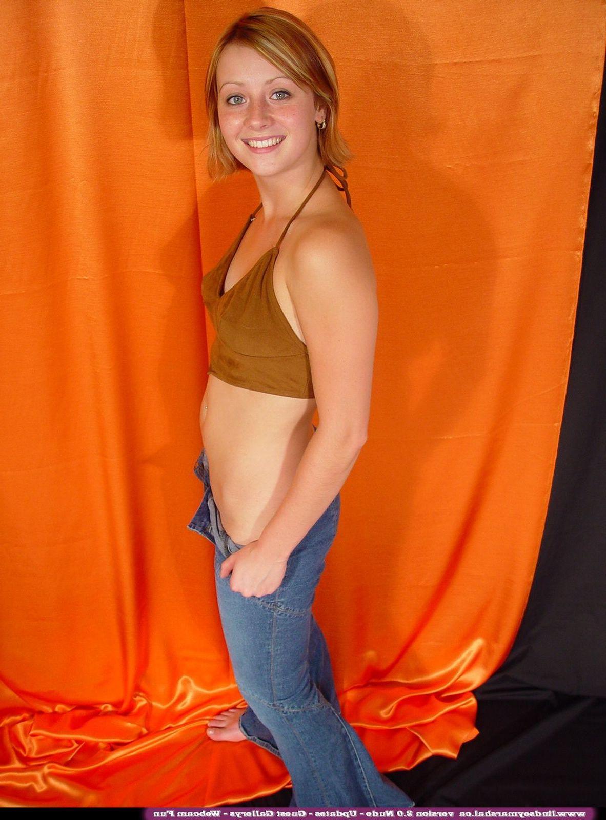 20P Pictures of teen model Lindsey Marshal stripping totally naked
