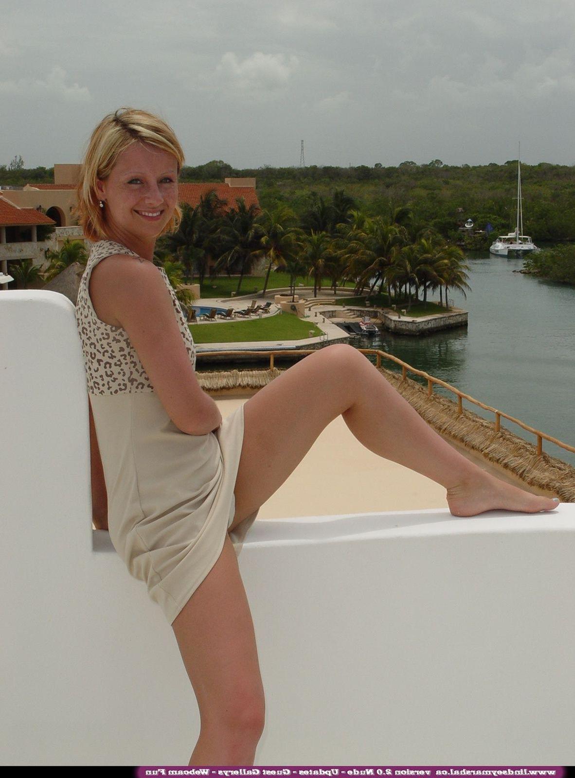 20P Pictures of teen girl Lindsey Marshal stripping totally nude outside