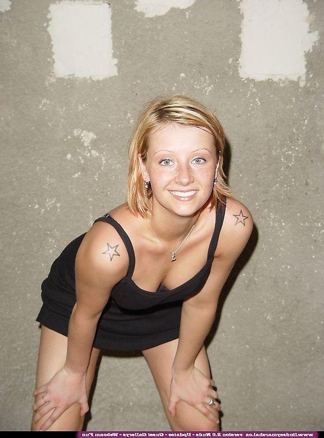 20P Pictures of Lindsey Marshal getting naked on a hammock