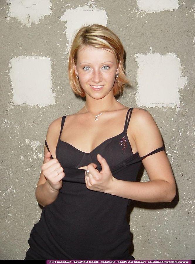 20P Pictures of Lindsey Marshal getting naked on a hammock