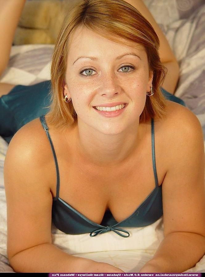 20P Pictures of teen porn girl Lindsey Marshal getting naked in bed