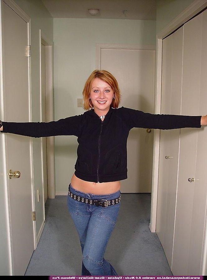 20P Pictures of teen Lindsey Marshal showing her boobs and vagina