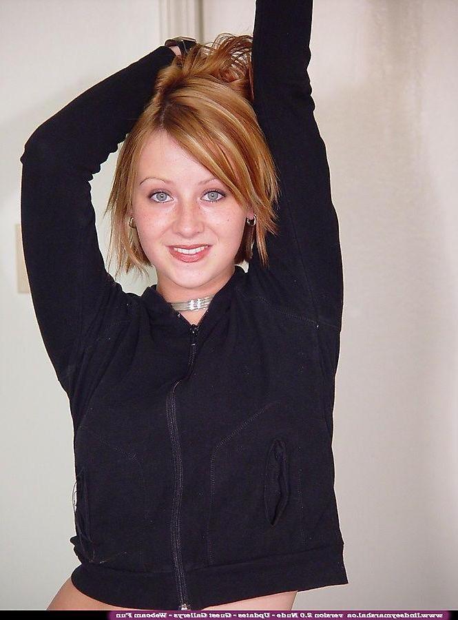 20P Pictures of teen Lindsey Marshal showing her boobs and vagina