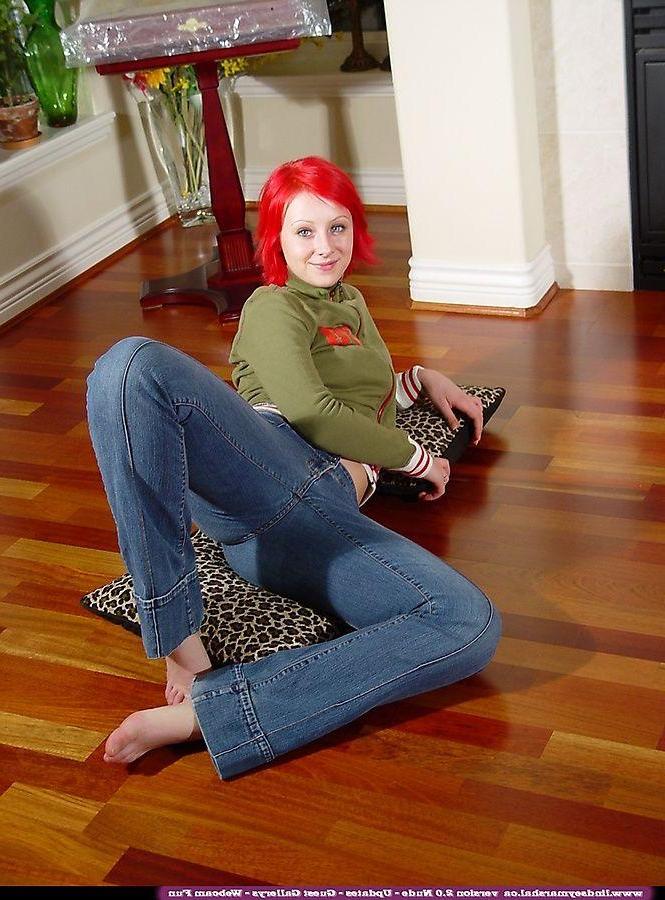 20P Pictures of Lindsey Marshal taking her clothes off for you
