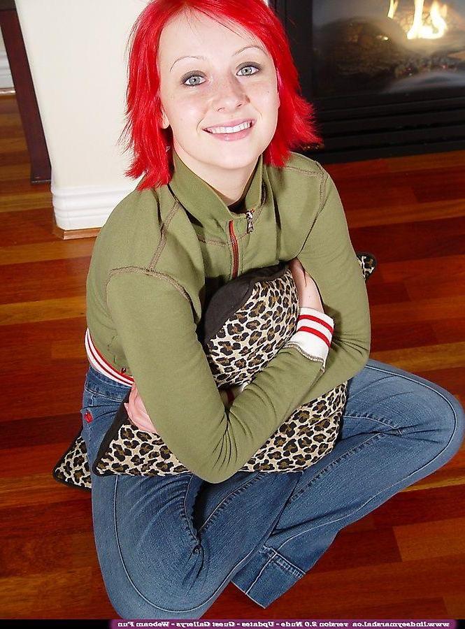 20P Pictures of Lindsey Marshal taking her clothes off for you