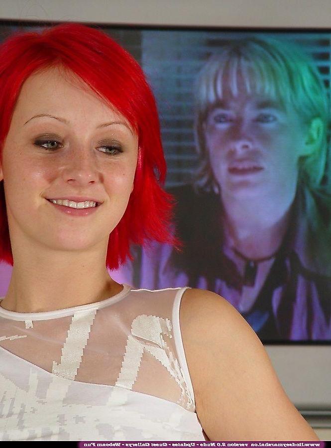 20P Pictures of Lindsey Marshal taking her clothes off for you