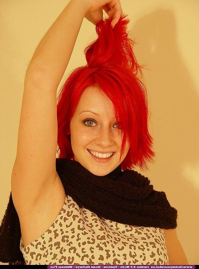20P Pictures of teen girl Lindsey Marshal getting naked in bed