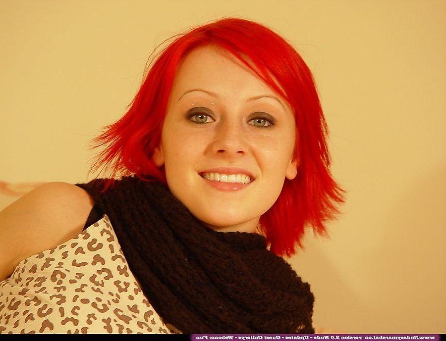 20P Pictures of teen girl Lindsey Marshal getting naked in bed