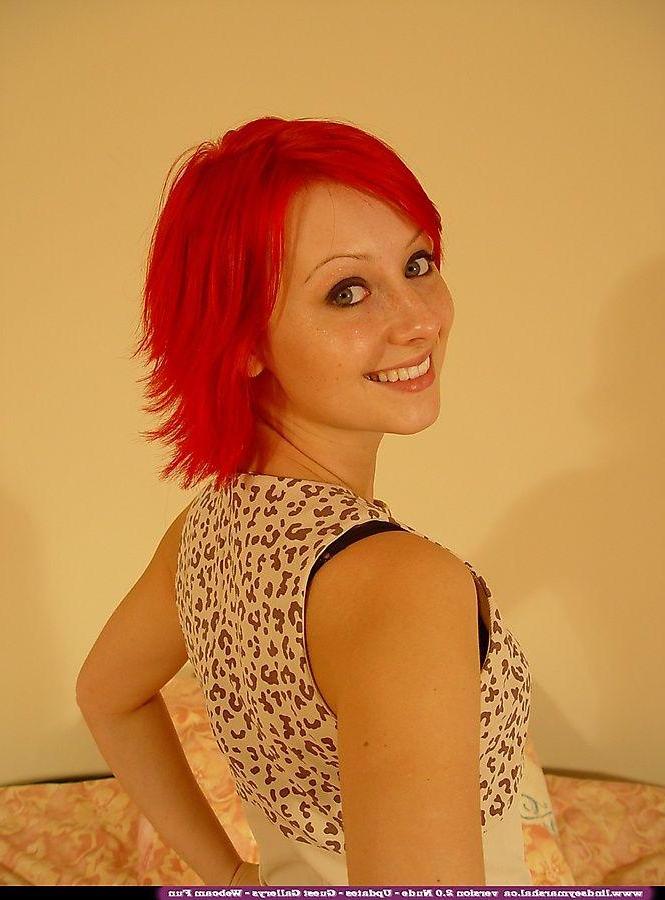20P Pictures of teen girl Lindsey Marshal getting naked in bed