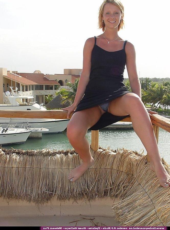 20P Pictures of teen Lindsey Marshal naked on the dock