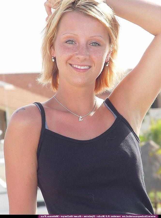 20P Pictures of teen Lindsey Marshal naked on the dock