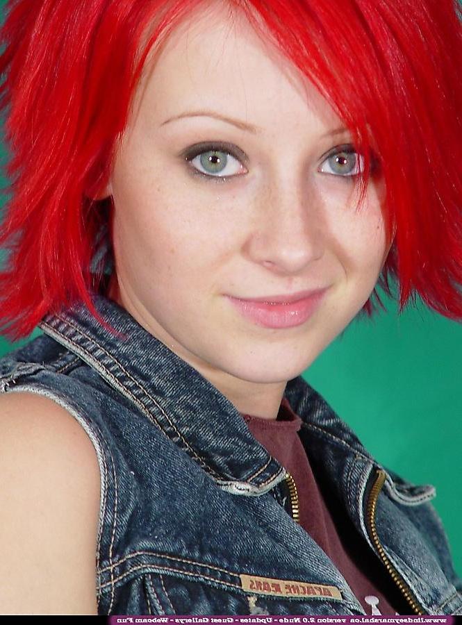 20P Pictures of teen hottie Lindsey Marshal stripping naked for you